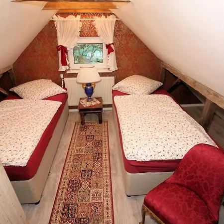 Berlinurlaub Im Gruenen, Pool-whirlpool Beheizt, Sauna, Spielplatz, Grill, 3 Doppelzimmer Holiday home