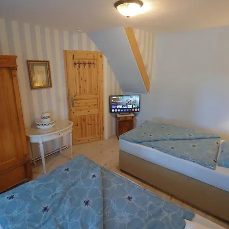 Holiday home Berlinurlaub Im Gruenen, Pool-whirlpool Beheizt, Sauna, Spielplatz, Grill, 3 Doppelzimmer *