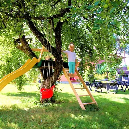 Holiday home Berlinurlaub Im Gruenen, Pool-whirlpool Beheizt, Sauna, Spielplatz, Grill, 3 Doppelzimmer *